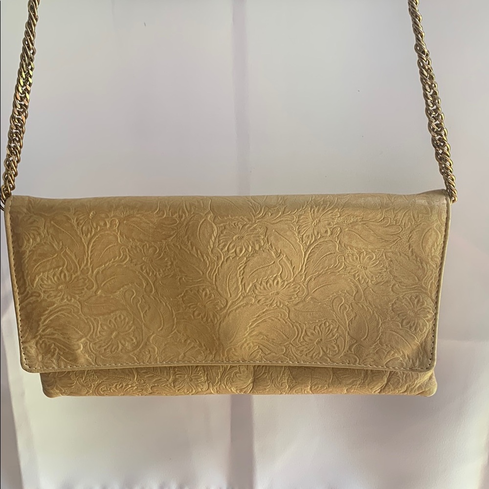 Hello , I am selling this beautiful Etui London
tan leather embossed bag
